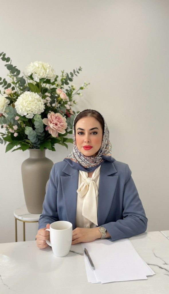 پرتره تارا مختاری در دفتر کار
